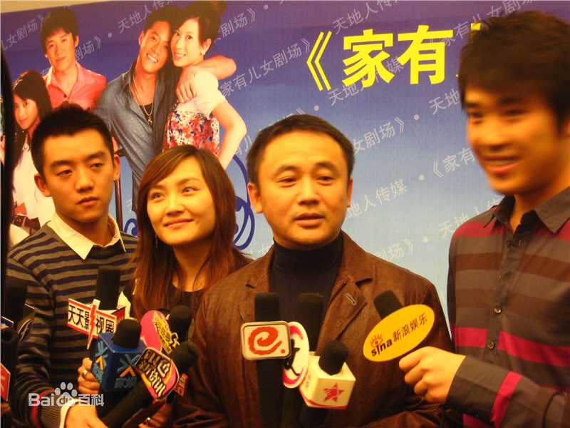 綦小卉导演工作照前后照片