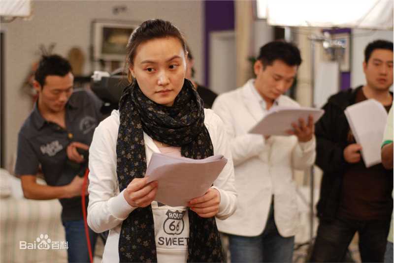 綦小卉导演工作照前后照片