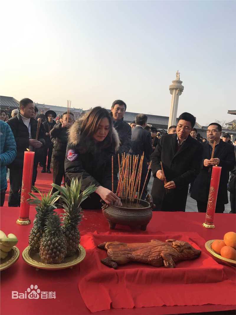 綦小卉导演工作照前后照片