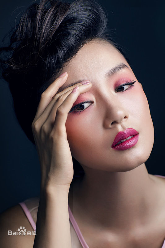 刘丛丹最新《优雅》杂志妆容片壁纸