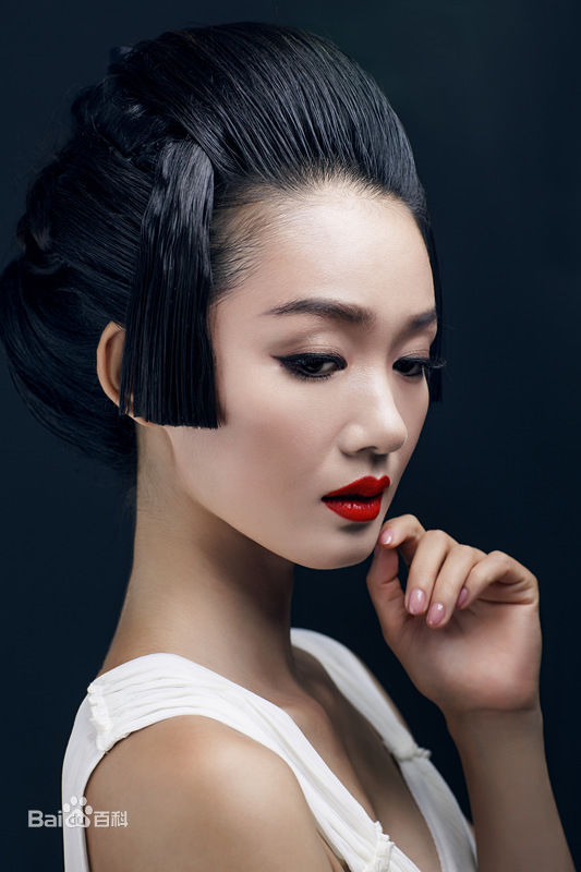 刘丛丹最新《优雅》杂志妆容片壁纸