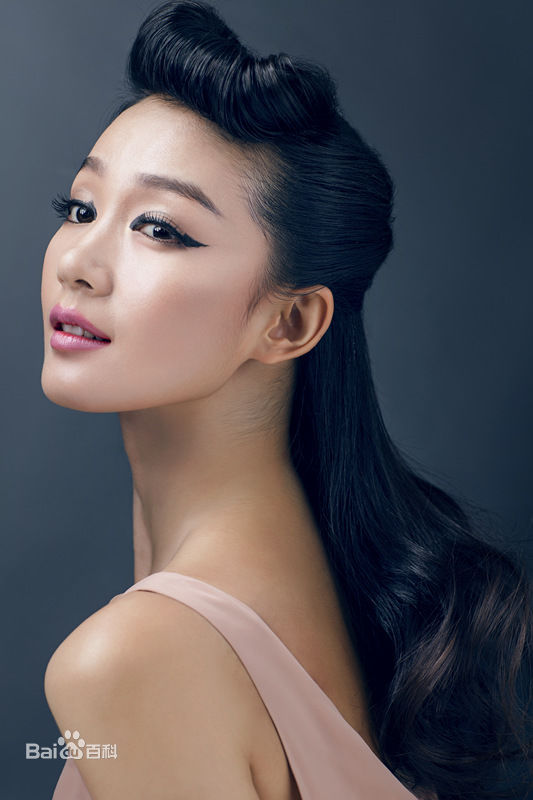 刘丛丹最新《优雅》杂志妆容片壁纸