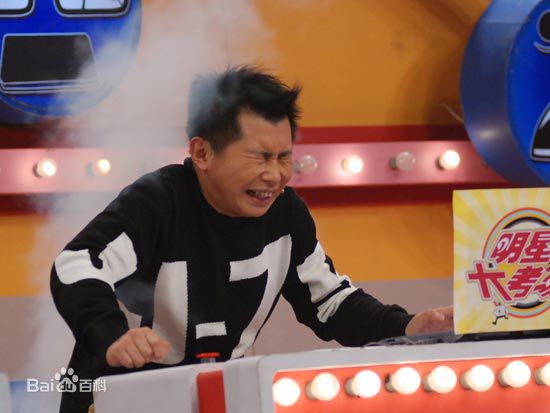 何伟何云伟在活动中前后照片