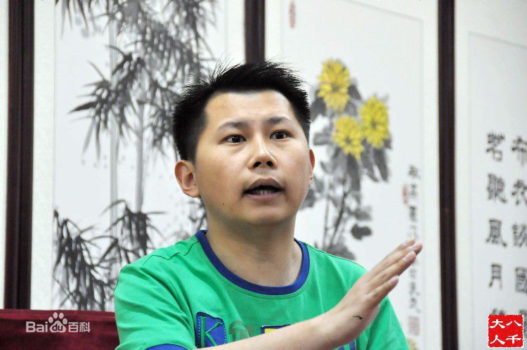 何伟何云伟在活动中前后照片