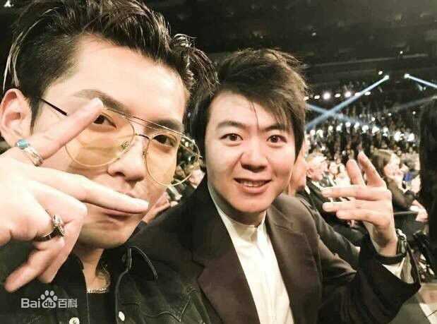 吴亦凡(KRIS)受邀第59届格莱美颁奖典礼前后照片