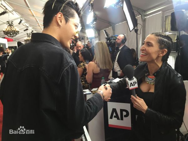 吴亦凡(KRIS)受邀第59届格莱美颁奖典礼前后照片