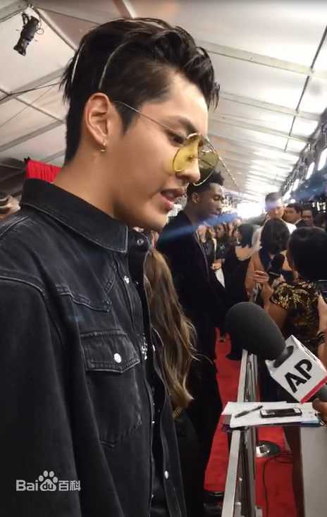 吴亦凡(KRIS)受邀第59届格莱美颁奖典礼前后照片