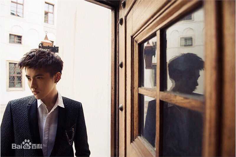 吴亦凡(KRIS)在《时尚芭莎》中的