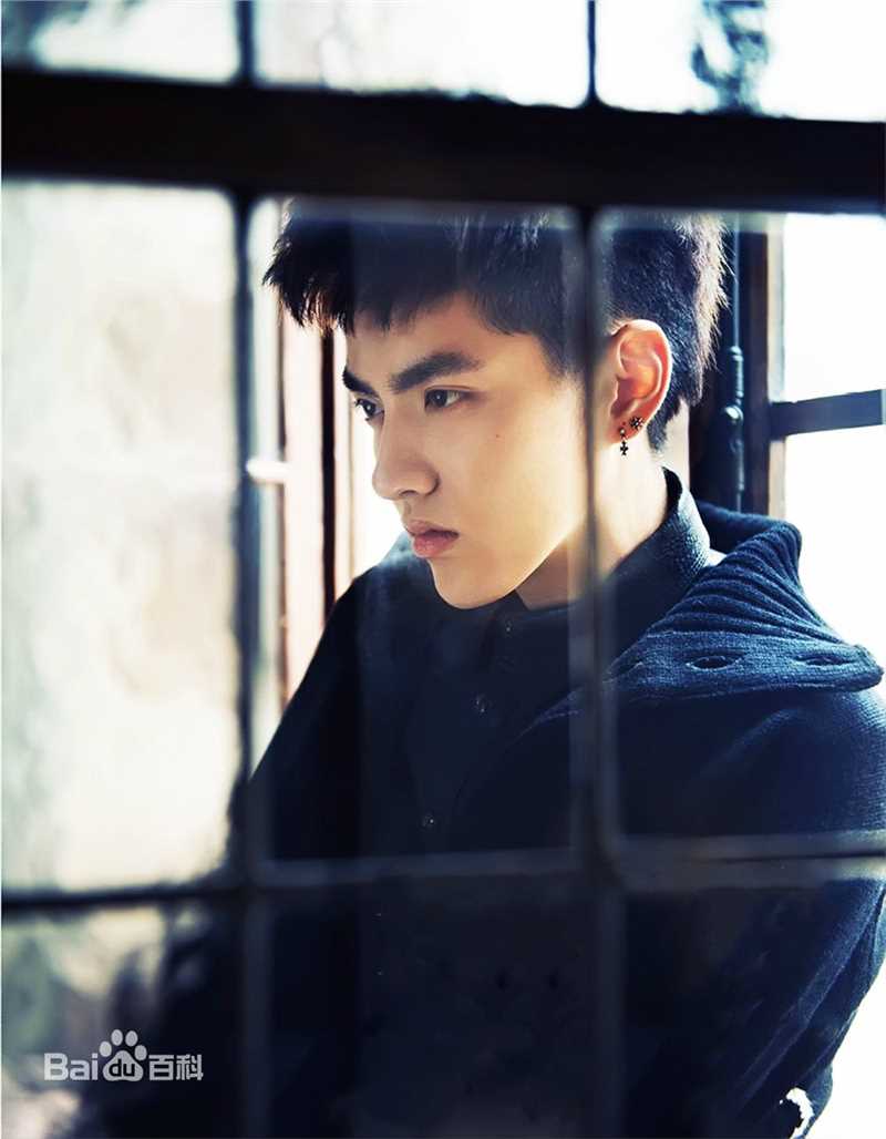 吴亦凡(KRIS)在《时尚芭莎》中的