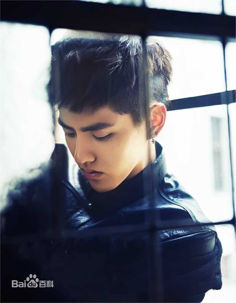 吴亦凡(KRIS)在《时尚芭莎》中的