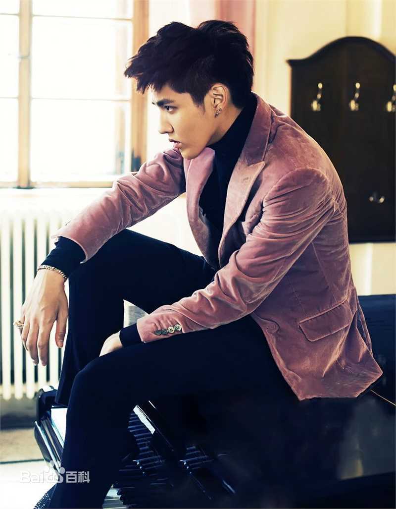 吴亦凡(KRIS)在《时尚芭莎》中的