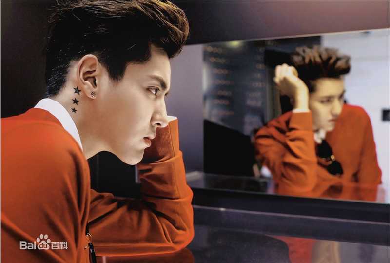 高清吴亦凡(KRIS)在《时装男士L’OFFICIEL HOMMES》中的图集