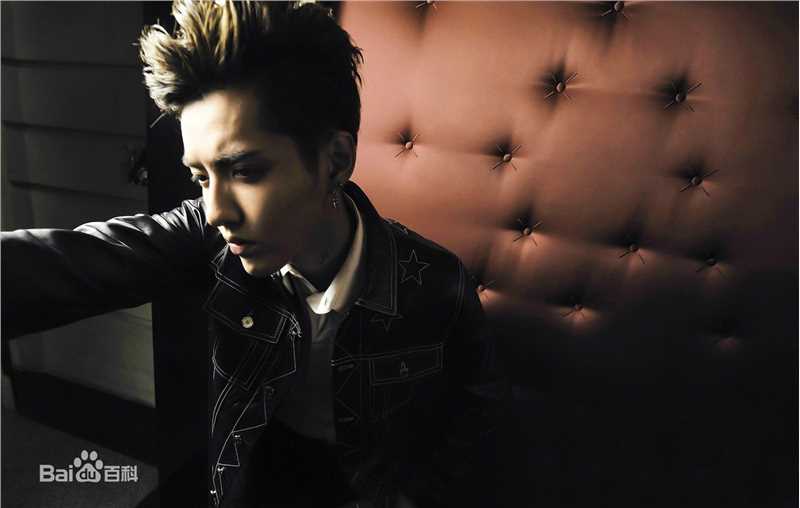 高清吴亦凡(KRIS)在《时装男士L’OFFICIEL HOMMES》中的图集