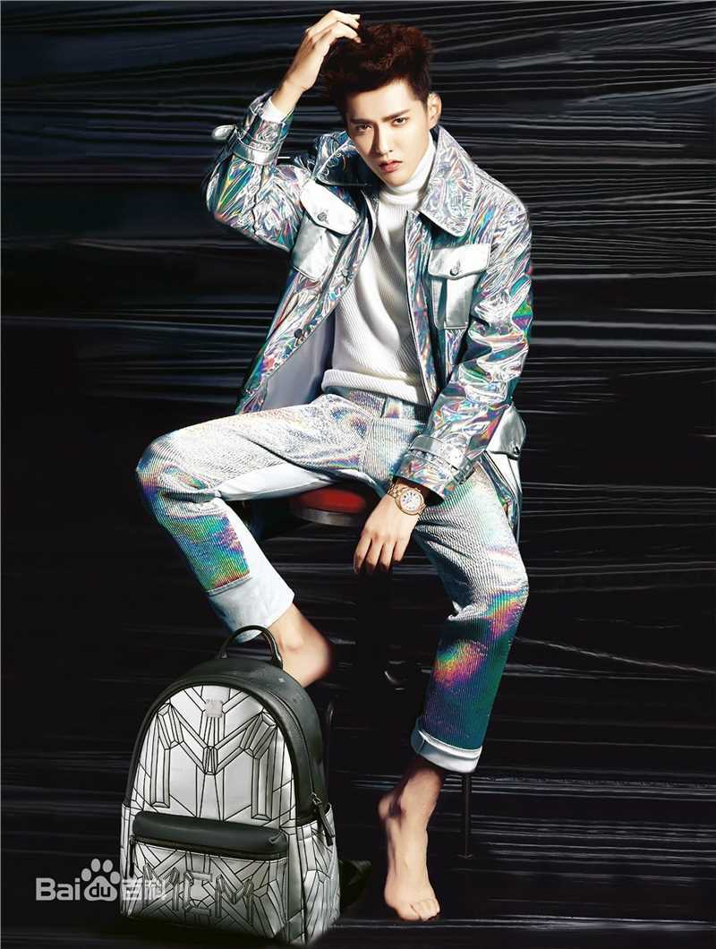 高清吴亦凡(KRIS)在《时装男士L’OFFICIEL HOMMES》中的图集