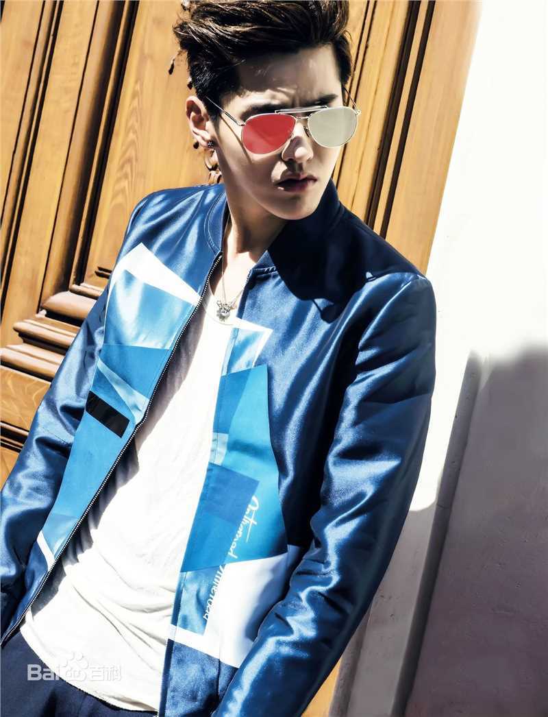 高清吴亦凡(KRIS)在《时装男士L’OFFICIEL HOMMES》中的图集