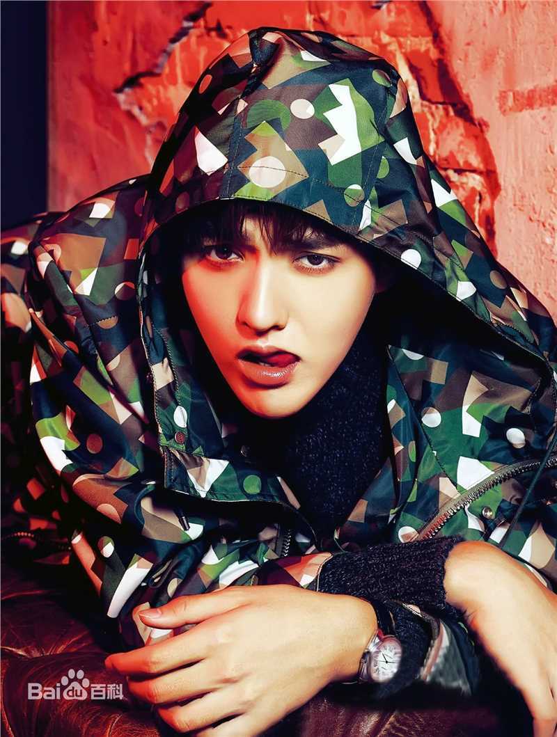 高清吴亦凡(KRIS)在《时装男士L’OFFICIEL HOMMES》中的图集