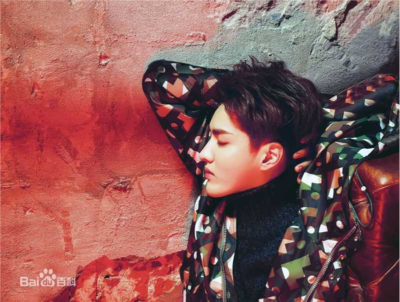 高清吴亦凡(KRIS)在《时装男士L’OFFICIEL HOMMES》中的图集