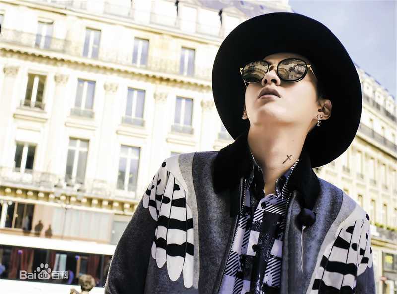 高清吴亦凡(KRIS)在《时装男士L’OFFICIEL HOMMES》中的图集