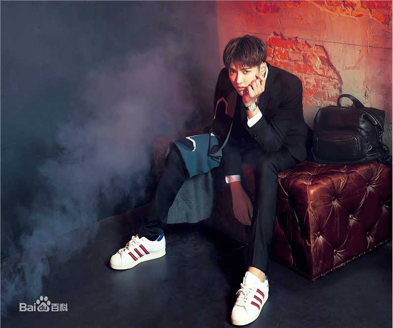 高清吴亦凡(KRIS)在《时装男士L’OFFICIEL HOMMES》中的图集