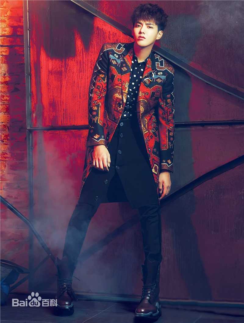 高清吴亦凡(KRIS)在《时装男士L’OFFICIEL HOMMES》中的图集