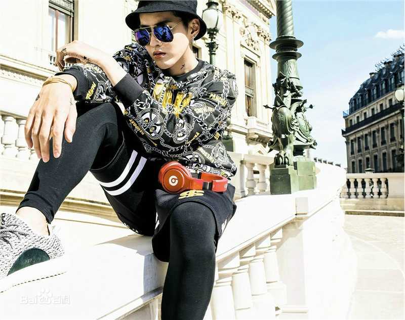 高清吴亦凡(KRIS)在《时装男士L’OFFICIEL HOMMES》中的图集