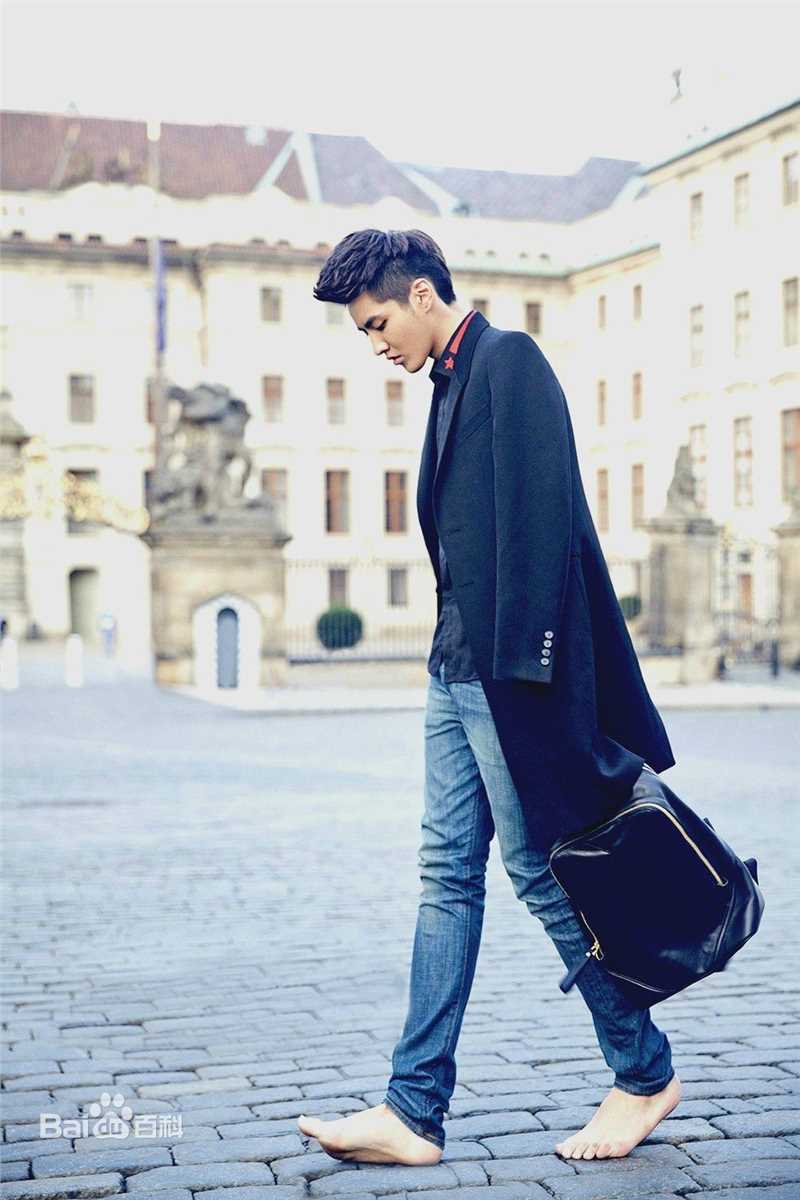 精选吴亦凡(KRIS)在《时尚街拍》中的图册