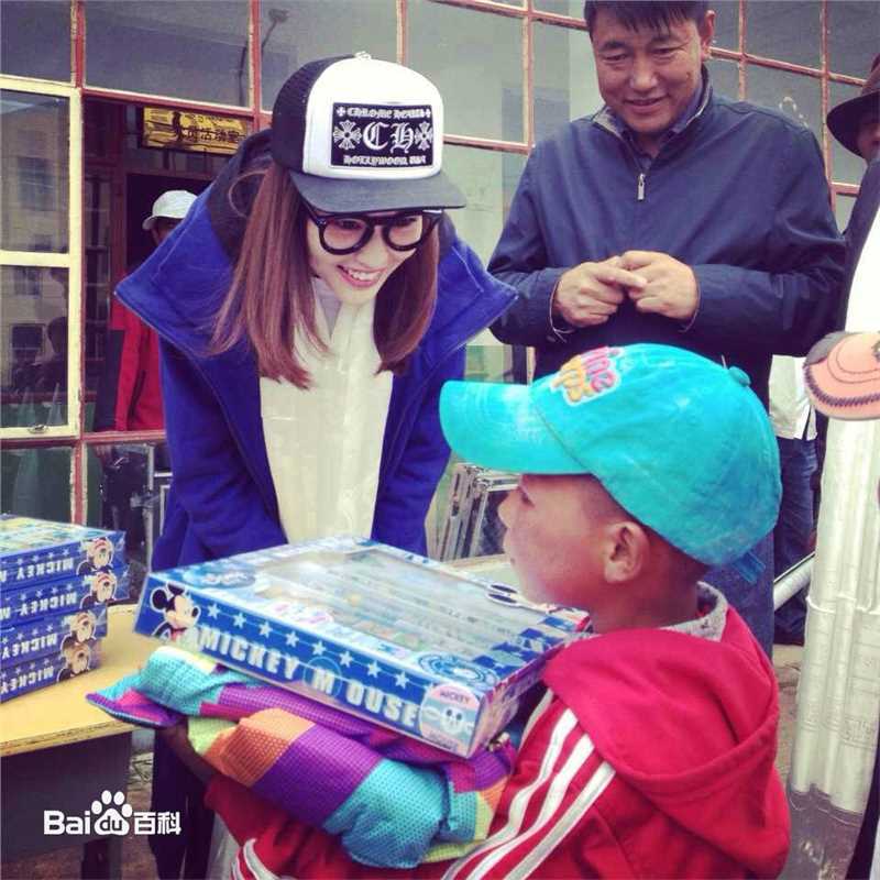 唐嫣(Tang Yan，Tiffany Tang)公益活动性感图片图集