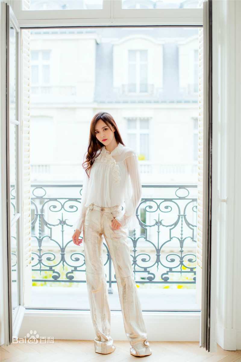 唐嫣(Tang Yan，Tiffany Tang)时尚街拍壁纸壁纸