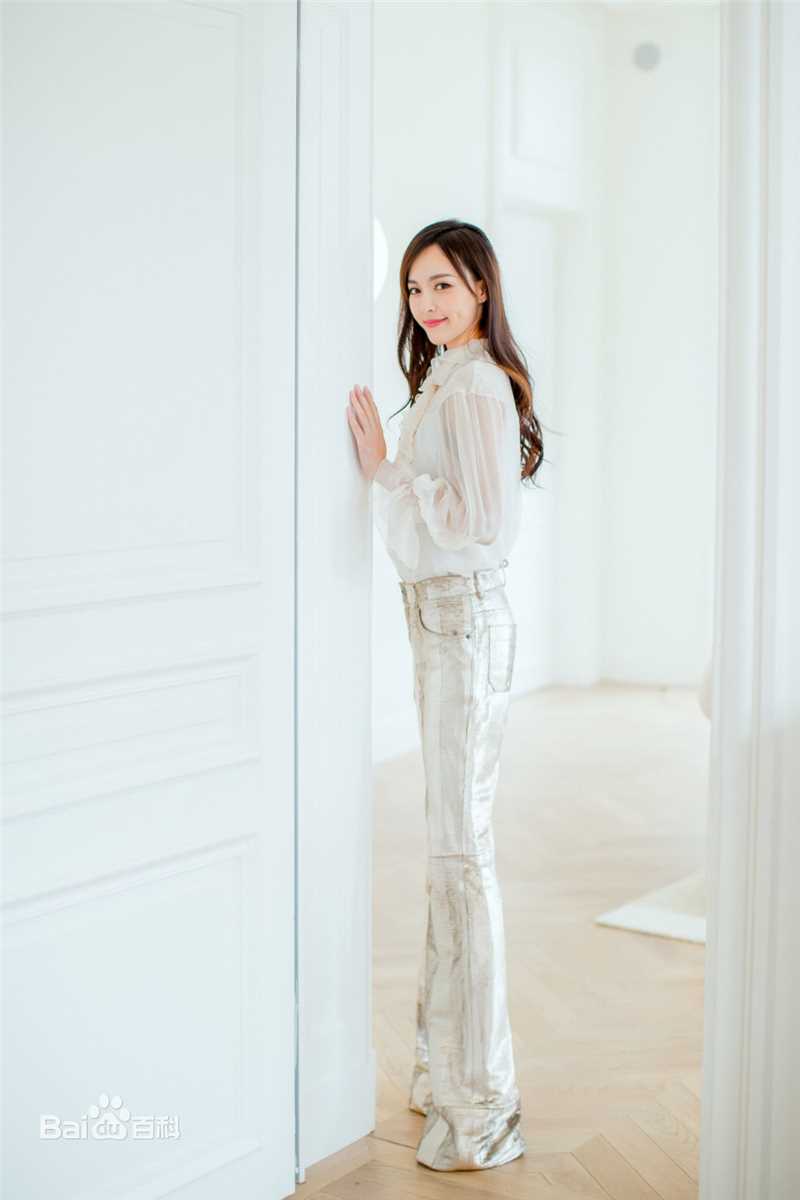 唐嫣(Tang Yan，Tiffany Tang)时尚街拍壁纸壁纸