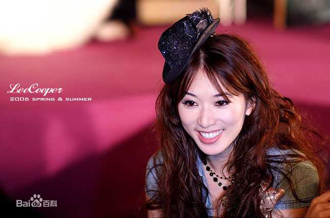 林志玲(Lin Chi-ling)走在T台上前后照片