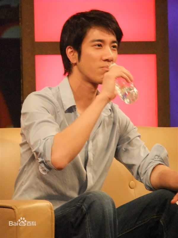 王力宏(Leehom Wang)2010.7.19 鲁豫有约前后照片