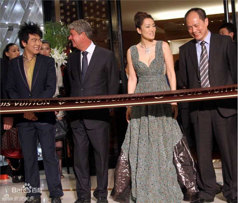巩俐(Gong Li)出席某奢侈品品牌上海浦东旗舰店开幕素颜照相册