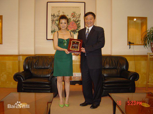 赵薇(Vicki Zhao，Zhao Wei)热心公益慈善：图册