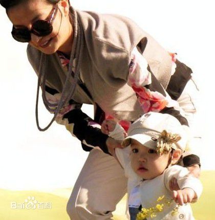 赵薇(Vicki Zhao，Zhao Wei)全家福图片图集
