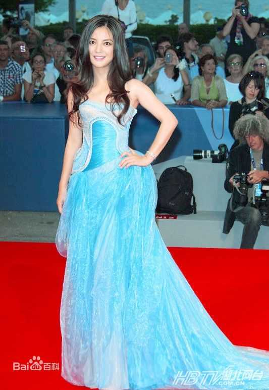 赵薇(Vicki Zhao，Zhao Wei)闪耀威尼斯电影节，化身红毯女神图片图册
