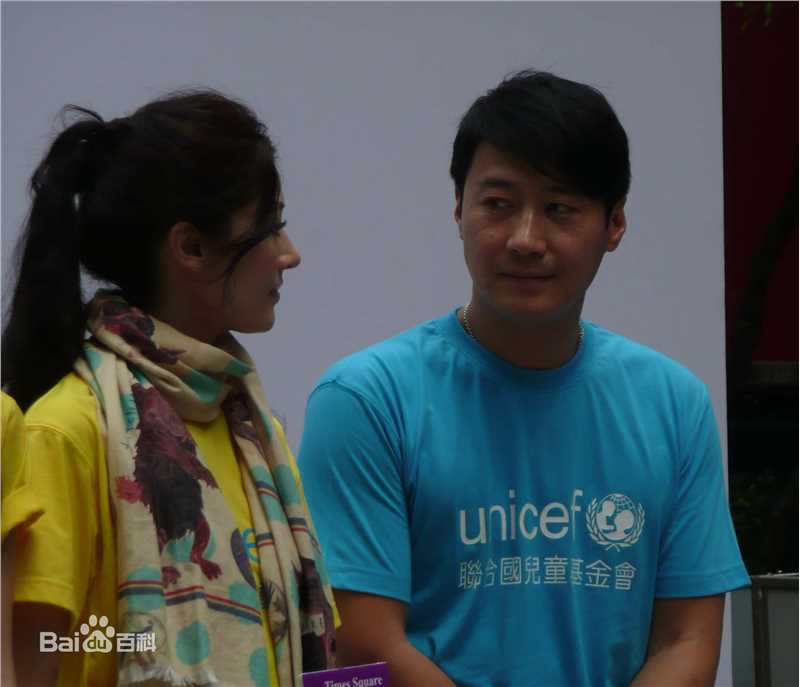 李嘉欣(Michele Monique Reis) 参加联合国儿童基金会为玉树捐款性感图片图集