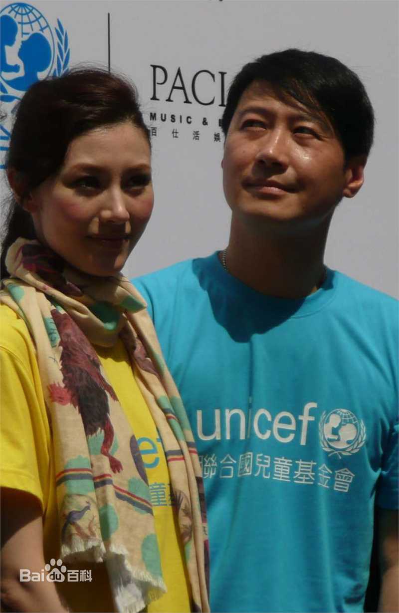 李嘉欣(Michele Monique Reis) 参加联合国儿童基金会为玉树捐款性感图片图集