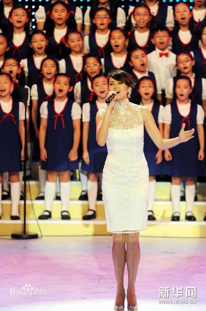 梁咏琪(GiGi ，Leung Wing Kei)香港同胞庆祝国庆61周年文艺晚会前后照片