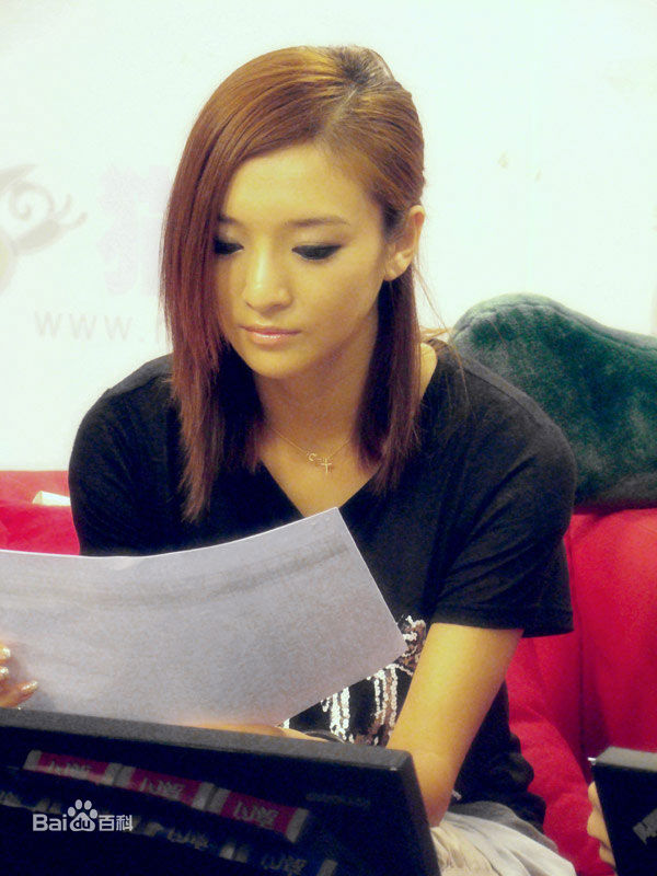 鲁昕儿昕儿出任大学生歌唱比赛评委素颜照相册