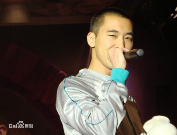 黄立行(Stanley Huang)表演照前后照片