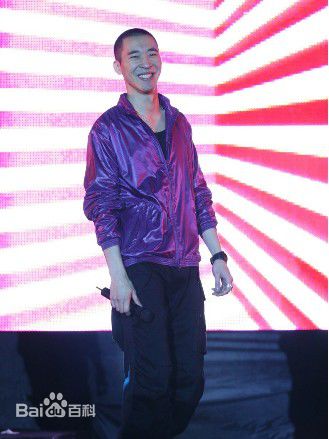 黄立行(Stanley Huang)表演照前后照片