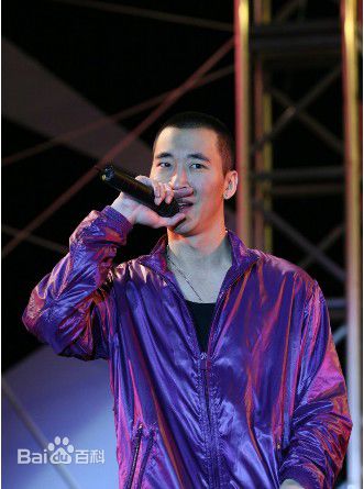 黄立行(Stanley Huang)表演照前后照片