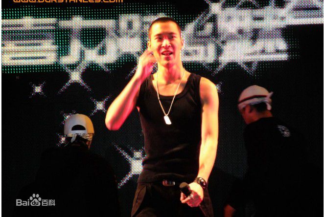 黄立行(Stanley Huang)表演照前后照片