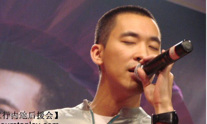 黄立行(Stanley Huang)表演照前后照片