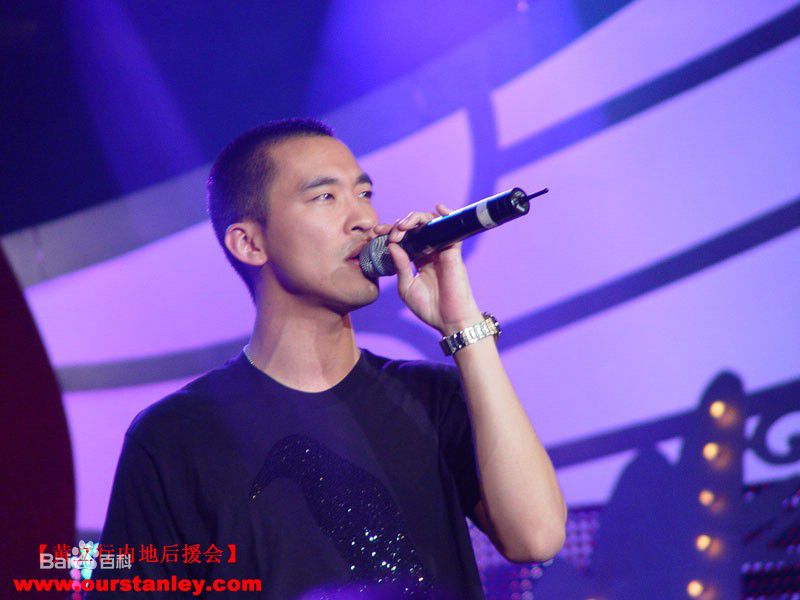 黄立行(Stanley Huang)表演照前后照片