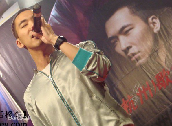 黄立行(Stanley Huang)表演照前后照片