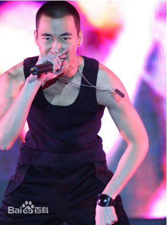 黄立行(Stanley Huang)表演照前后照片