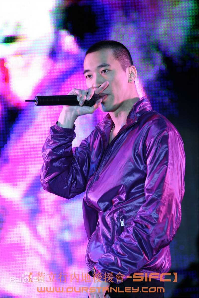 黄立行(Stanley Huang)表演照前后照片