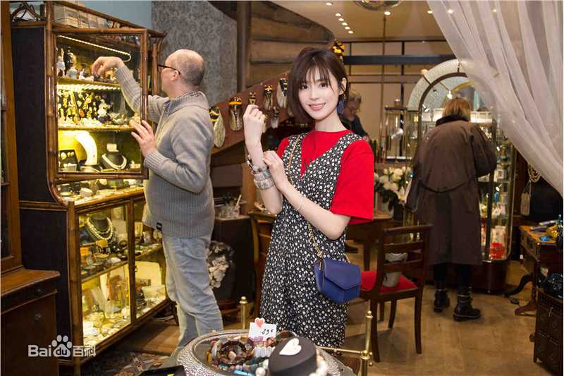 卢杉(Amber)生活照素颜照相册