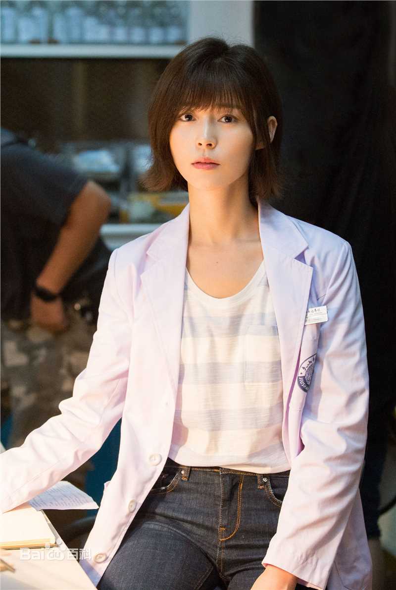 卢杉(Amber)网剧《疯人院》最新剧照